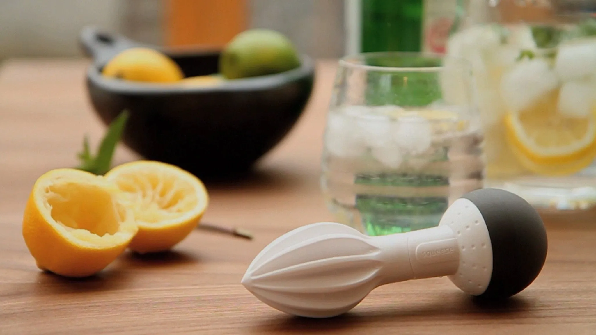 Squeeze - handheld citrus juicer